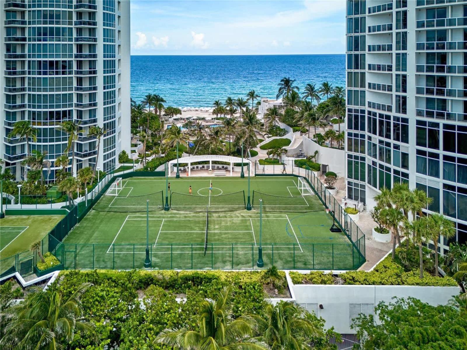 Luxurious Beach Resort Balcony ซันนีไอลส์บีช ภายนอก รูปภาพ